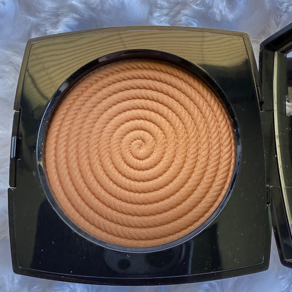 Chanel Les Beiges Healthy Glow Illuminating Powder in Sunset- Limited Edition - Picture 7 of 8
